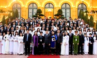 President receives recipients of January Star award