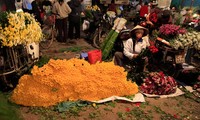 Quang Ba night flower market