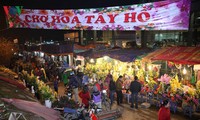 Quang Ba night flower market