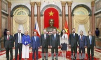 陈大光会见前来递交国书的各国驻越大使