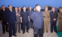 朝鲜最高领导人金正恩指导新型武器试射