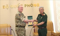 阮志咏上将会见英国驻越大使馆武官