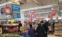 多家超市在大年初二开店为市民提供服务