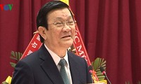 Staatspräsident Truong Tan Sang spricht mit Studenten in Danang