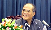 Parlamentspräsident Nguyen Sinh Hung empfing parlamentarische Delegation aus Laos