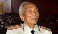 KPV-Generalsekretär Nguyen Phu Trong gratuliert General Vo Nguyen Giap zu seinem Geburtstag