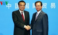 Chinas Premierminister Li Keqiang spricht mit Studenten in Hanoi