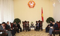 Vizepremierminister Nguyen Xuan Phuc empfängt den Sekretär der Parteileiung  der laotischen Provinz