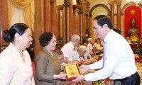 Staatspräsident Tran Dai Quang trifft ehemalige Helfer Ho Chi Minhs 