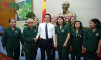 Vizepremierminister Vu Duc Dam empfängt Delegation der ehemaligen jungen Freiwilligen aus Quang Nam