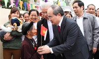 Nguyen Thien Nhan besucht Katholiken