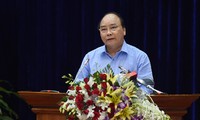 Premierminister Nguyen Xuan Phuc besucht Firma Minh Phu zur Verarbeitung von Garnelen