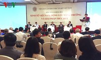 Vizepremierminister Vuong Dinh Hue nimmt am Forum über vietnamesische Wirtschaft teil