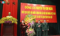 Parlamentspräsidentin Nguyen Thi Kim Ngan besucht Militärkommando in Hanoi