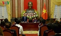 Interimsstaatspräsidentin Dang Thi Ngoc Thinh empfängt Delegation der vietnamesischen klein und mittelständischen Unternehmer