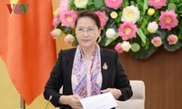 Parlamentspräsidentin Nguyen Thi Kim Ngan trifft Künstlervertreter