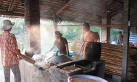 Herstellung von Hu Tieu auf dem schwimmenden Markt Cai Rang in Südvietnam