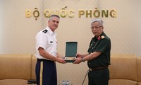 General Nguyen Chi Vinh empfängt US-Militärattache Stevenson