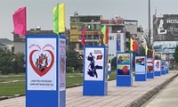 Ausstellung über Plakate zur Feier zum 45. Jahrestag der Vereinigung des Landes 