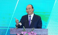 Premierminister Nguyen Xuan Phuc nimmt an Konferenz für Investition und Entwicklung in Hanoi teil