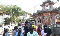 Erbe in Hoi An auf Schulbüchern