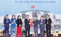 Parlamentspräsident Vuong Dinh Hue trifft junge Abgeordnete