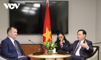 Parlamentspräsident Vuong Dinh Hue trifft britische Investoren in Vietnam