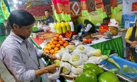 Fußgängerzone um Hoan Kiem See mit bunten Trachten der verschiedenen Volksgruppen aus Son La