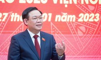 Parlamentspräsident Vuong Dinh Hue besucht legislatives Forschungsinstitut