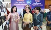 Eröffnung der Fotoausstellung zum Thema Meer und Inseln Vietnams in Laos 