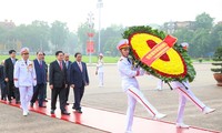 49. Jahrestag der Vereinigung des Landes: Spitzenpolitiker besuchen Ho Chi Minh-Mausoleum