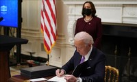 ປະ​ທາ​ນາ​ທິ​ບໍ​ດີ​ອາ​ເມ​ລິ​ກາ Biden ເຊັນ​ລັດ​ຖະ​ດຳ​ລັດ​ກູ້​ຊ່ວຍ​ເສດ​ຖະ​ກິດ 2 ສະ​ບັບ