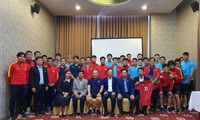 AFF Cup 2022: ການນຳສະຖານທູດ ຫວຽດນາມ ປະຈຳ ລາວ ລະດົມກຳລັງໃຈທິມບານເຕະ ຫວຽດນາມ