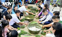 ພ້ອມກັບທະຫານຢູ່ເຂດທະເລໝູ່ເກາະທາງທິດຕາເວັນຕົກສ່ຽງໃຕ້ ຫໍ່ເຂົ້າຕົ້ມຕ້ອນຮັບບຸນເຕັດ