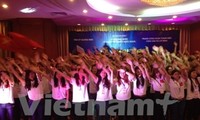 Overseas Vietnamese youths lay wreaths at the Ho Chi Minh Monument 