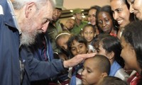 Fidel Castro reaparece en público para inaugurar una escuela en La Habana