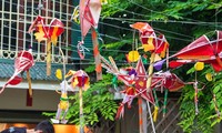 Niños hanoyenses aprenden a hacer juguetes tradicionales del Tet Trung Thu