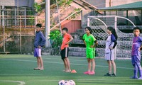 Niños vietnamitas juegan fútbol en Rusia