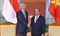 Premieres de Vietnam y Singapur se reúnen en el marco del Foro Económico Mundial sobre la Asean