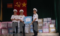 Entregan regalos de Tet a soldados en archipiélago vietnamita de Truong Sa