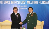 Ministro de Defensa de Vietnam recibe a delegados internacionales