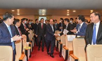 Premier vietnamita asiste a una conferencia de implementación de las tareas del sector bancario en 2021