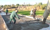 Compatriotas Bahnar en Kon Tum participan activamente en la construcción del nuevo campo