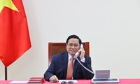 Premier vietnamita conversa con su par singapurense