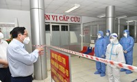 Premier vietnamita inspecciona el tratamiento de pacientes con covid-19 en provincias sureñas