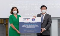 Vietnam recibe otras 300 mil dosis de la vacuna anticovid-19 y equipos médicos de Australia