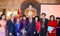 Presidente de Vietnam se reúne con compatriotas en Suiza