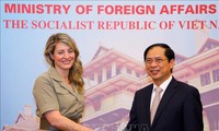 Canciller de Vietnam recibe a su homóloga canadiense