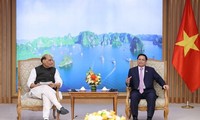 Primer ministro de Vietnam recibe al ministro de Defensa de la India