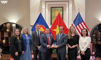 Embajada de Vietnam en Estados Unidos recibe antigüedades entregadas por FBI